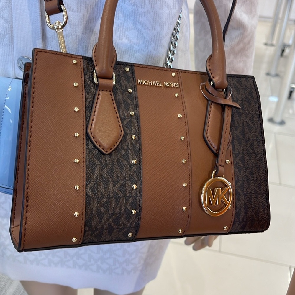 MICHAEL KORS Sheila Sm Studded Patchwork Signature Logo CZ Satchel Crossbody
NWT - Picture 12 of 16